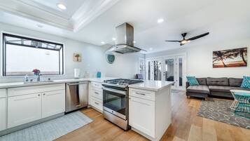 Frigorífico, microondas, horno y placa de cocina