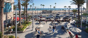 AC,  spa, bikes, deck, Steps to beach and shops