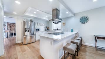 Frigorífico, microondas, horno y placa de cocina