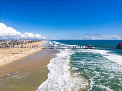 AC,  spa, bikes, deck, Steps to beach and shops