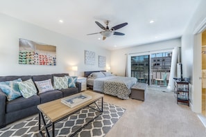 4 bedrooms, desk, iron/ironing board, travel cot - AC, spa, bikes, deck, Steps to beach and shops (Huntington Beach)
