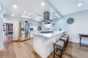 Fridge, microwave, oven, stovetop - AC,  spa, bikes, deck, Steps to beach and shops (Huntington Beach)