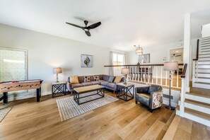 テレビ、暖炉、DVD プレーヤー、テーブルサッカー台