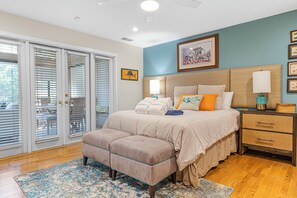 4 soverom, skrivebord, strykejern/-brett og reiseseng for barn