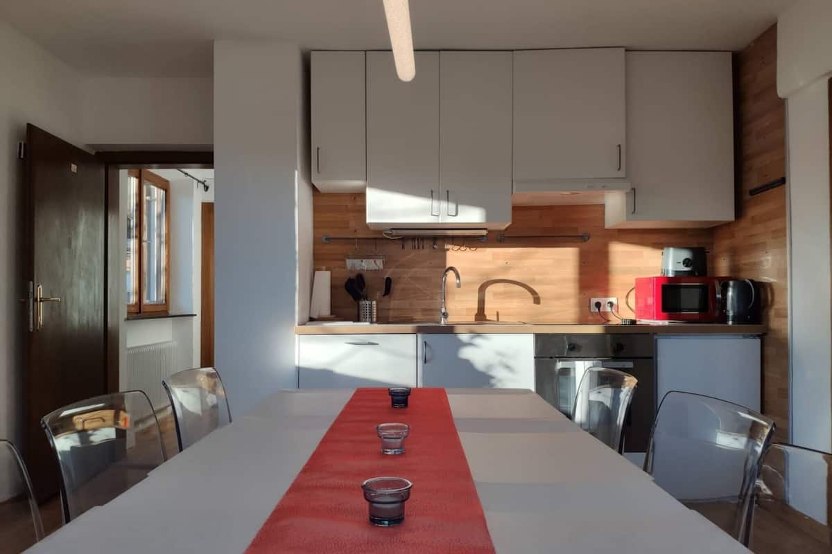 Departamento (Edward Hopper) | Cocina privada | Refrigerador con congelador, microondas, horno y parrilla de estufa