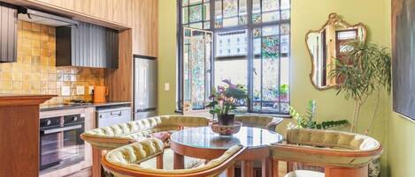 ثلاجة، ميكروويف، فرن، موقد طهي مسطح