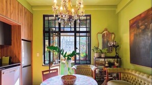 Una cocina con armarios de madera, una mesa de comedor con mantel floral y un banco.