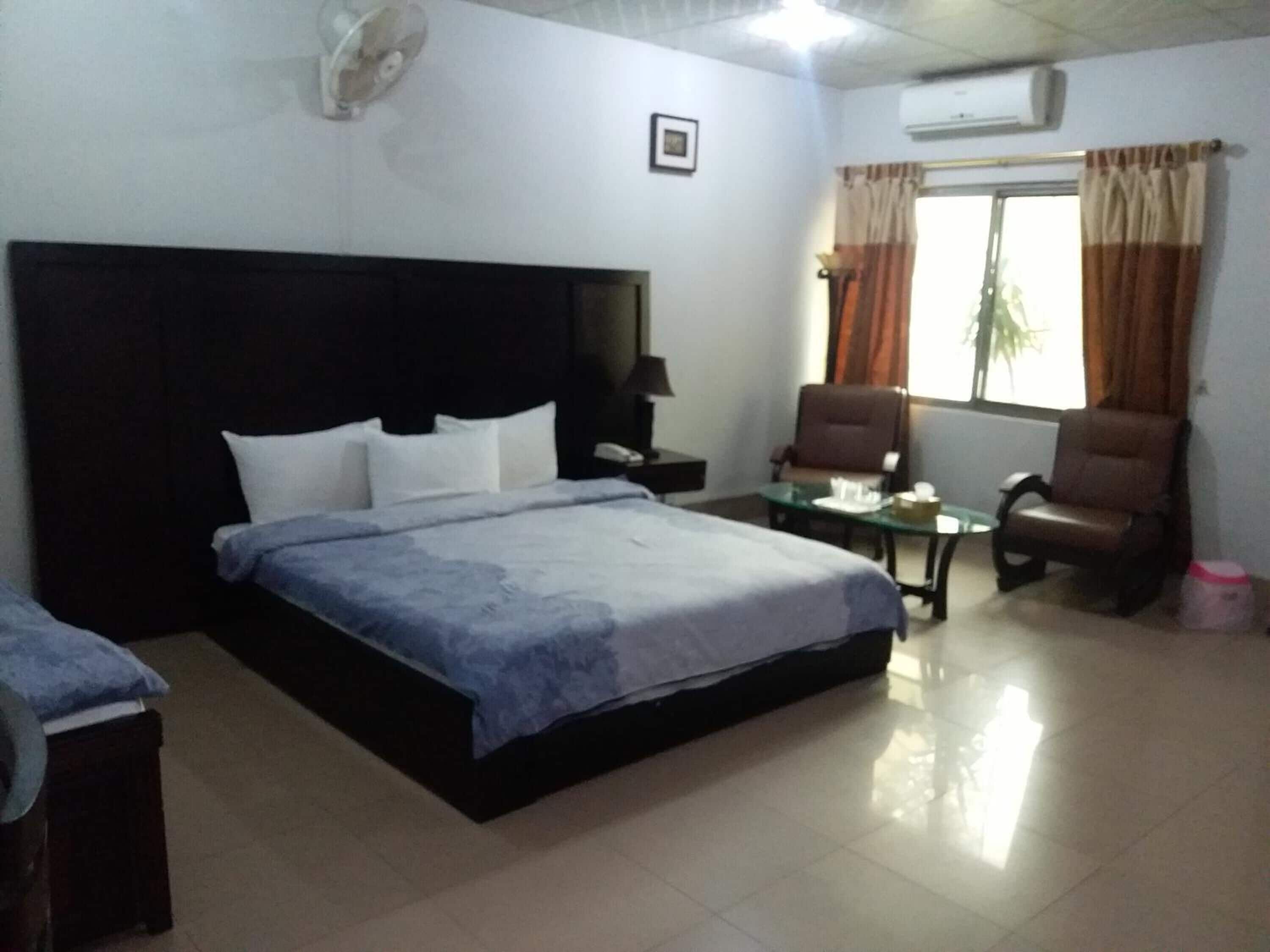 客房内保险箱、办公桌、隔音、熨斗/熨衣板