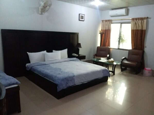 客房內保險箱、書桌、隔音、熨斗/熨衣板