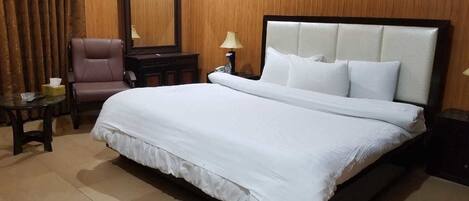 خزنة داخل الغرفة ومكتب وتجهيزات عازلة للصوت ومكواة/لوح كي