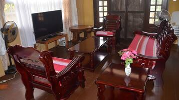 Una televisión, una mesa de tenis de mesa