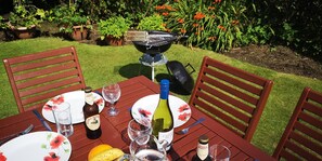 Outdoor dining - Bright, spacious centrally-located 3-bedroomed house with ample free parking. (Stirling)