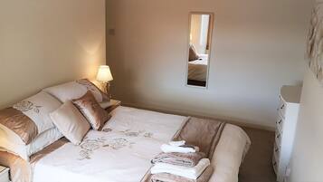 3 bedrooms, desk, iron/ironing board, travel crib