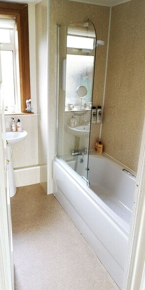 Combined shower/bathtub, hair dryer, towels, soap - Bright, spacious centrally-located 3-bedroomed house with ample free parking. (Stirling)