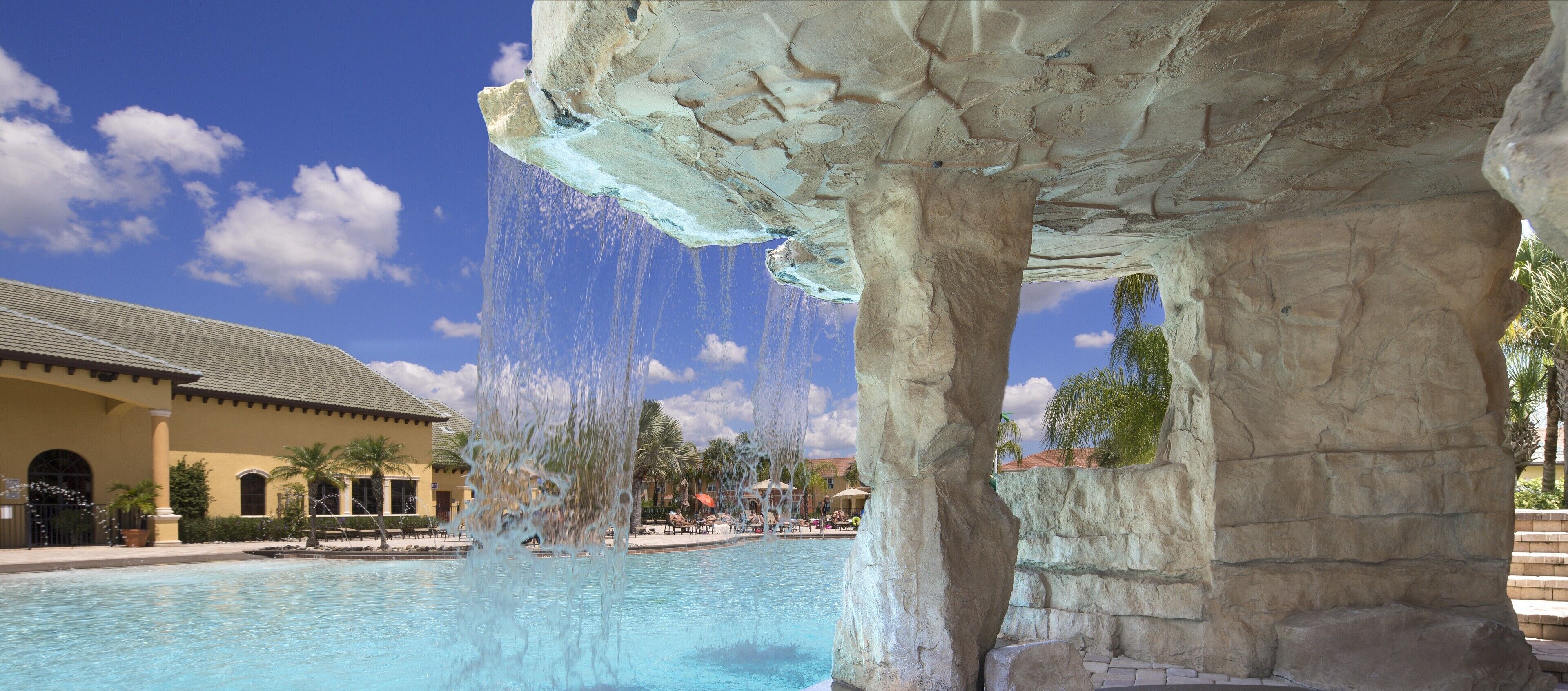 2 개의 야외 수영장, 09:00 ~ 21:00 오픈, 수영장 파라솔, 일광욕 의자