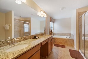 Huis, 6 slaapkamers (5 Bathrooms) | Badkamer | Een aparte badkuip en douche, een haardroger, handdoeken, zeep