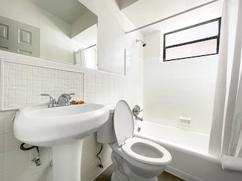 Studio Suite | Bathroom | Free toiletries, hair dryer, towels at Greniers