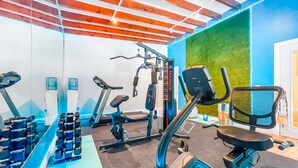 A gym with various exercise equipment, including treadmills and weight machines. - Greniers (Hollywood)