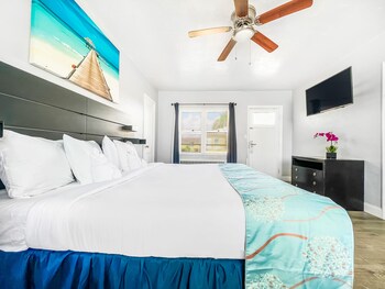 Basic Studio Suite | Hypo-allergenic bedding, in-room safe, individually decorated at Greniers