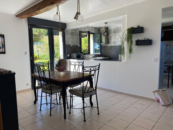 Dining - Whole farmhouse for 5 people and a baby, fully equipped play area (ACHEUX EN VIMEU)
