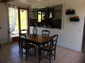 Dining - Whole farmhouse for 5 people and a baby, fully equipped play area (ACHEUX EN VIMEU)
