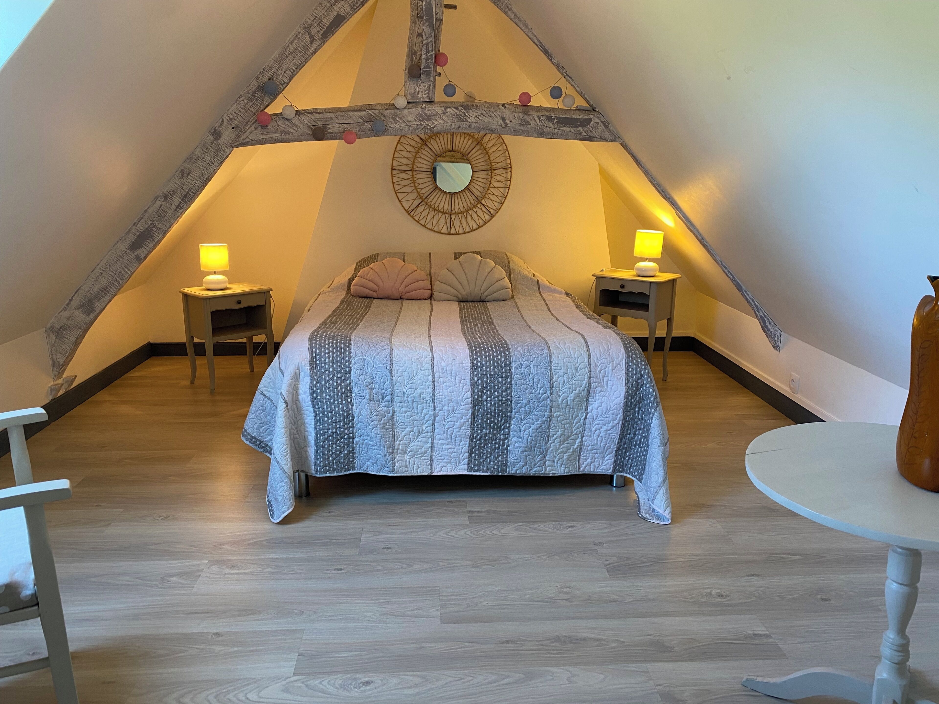 3 quartos, escrivaninha, ferros/tábuas de passar roupa, berço de viagem