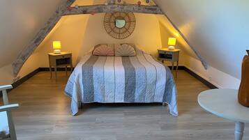 3 bedrooms, desk, iron/ironing board, travel crib