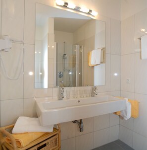 Appartement Confort, 2 chambres, rez-de-chaussée | Salle de bain