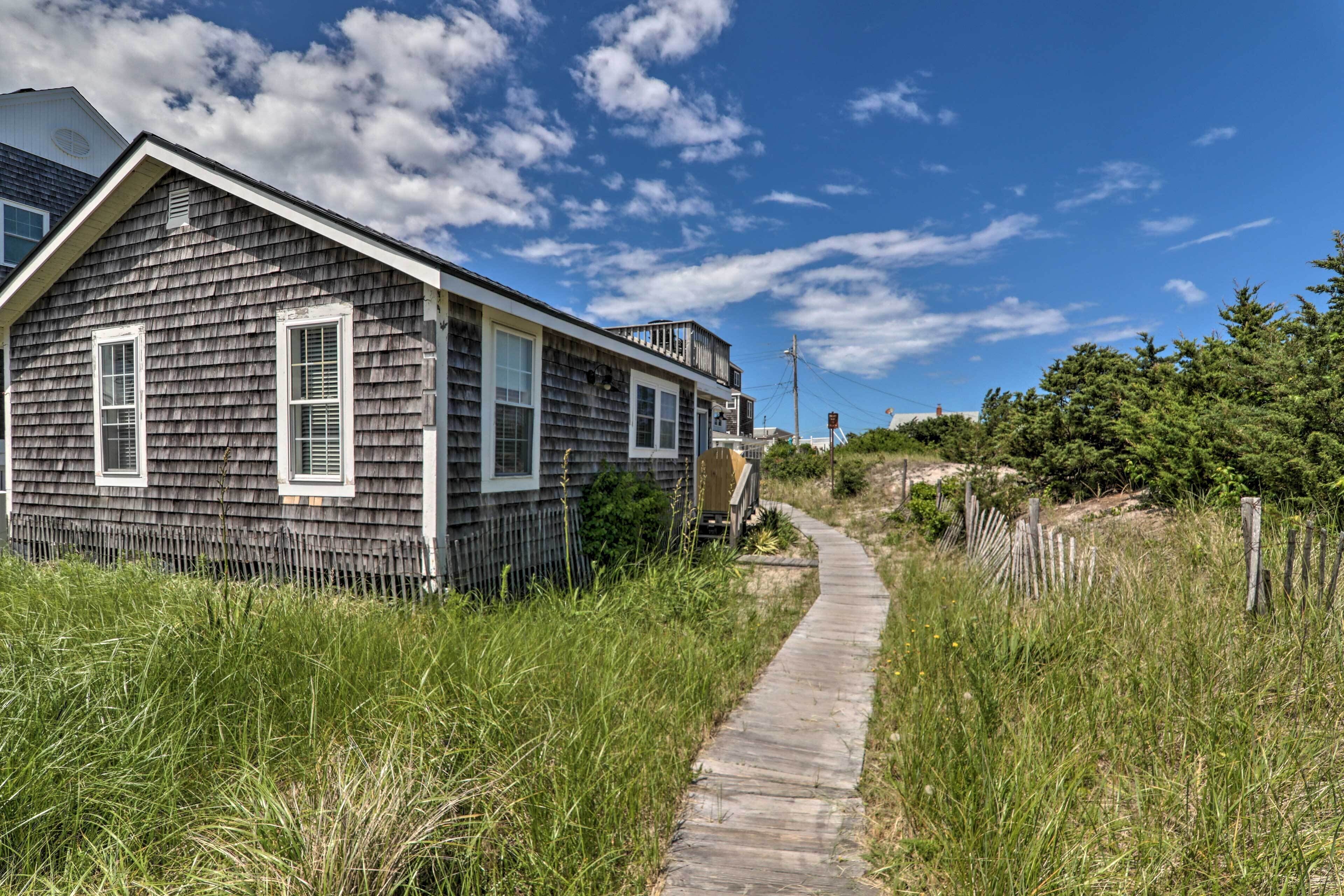 NEW! Plymouth Cottage w / deck, barbecue and ocean views in Plymouth, United States
