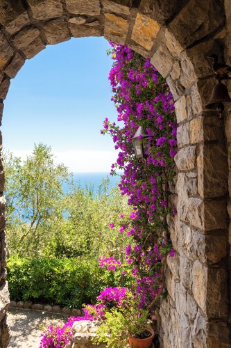 Villa Esposito - Rustic Family Home with Sea View