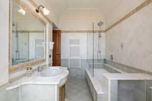 Kombination af bruser/badekar, hårtørrer, bidet, håndklæder
