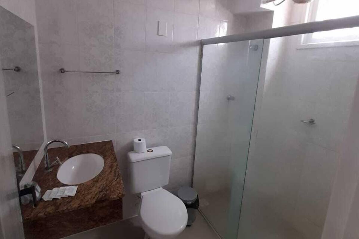 Shower, free toiletries, bidet, towels