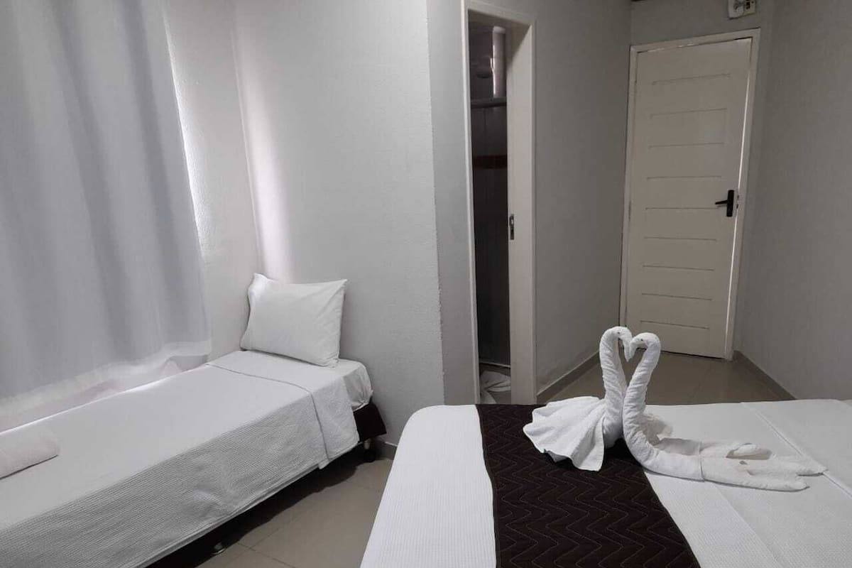 Standard Triple Room (Cama de Casal) | Desk, laptop workspace, WiFi (free), bed sheets