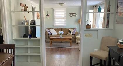 Cozy, Clean, In-Town, Cottage - Walk to town. Dogs Welcome!