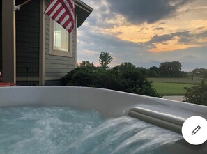 Banyera d'hidromassatge a l'aire lliure