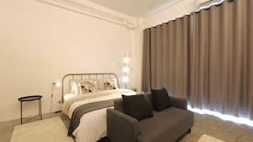 Habitación cuádruple | Artículos del minibar gratis, escritorio y cortinas blackout