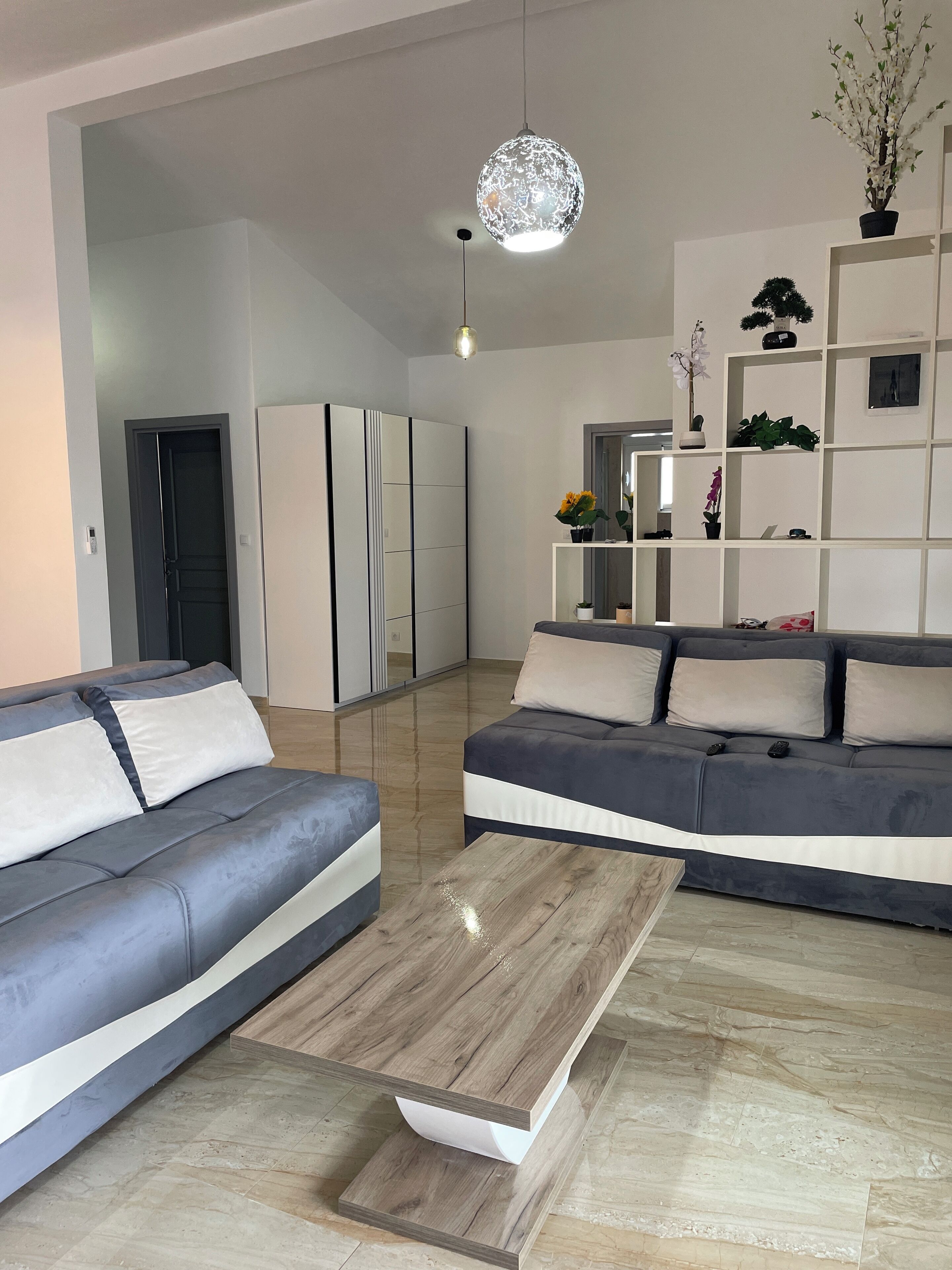 Televisor intel·ligent i llibres 