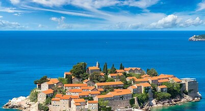 Between sea and mountains, in the countryside