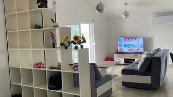 Een smart-tv en boeken