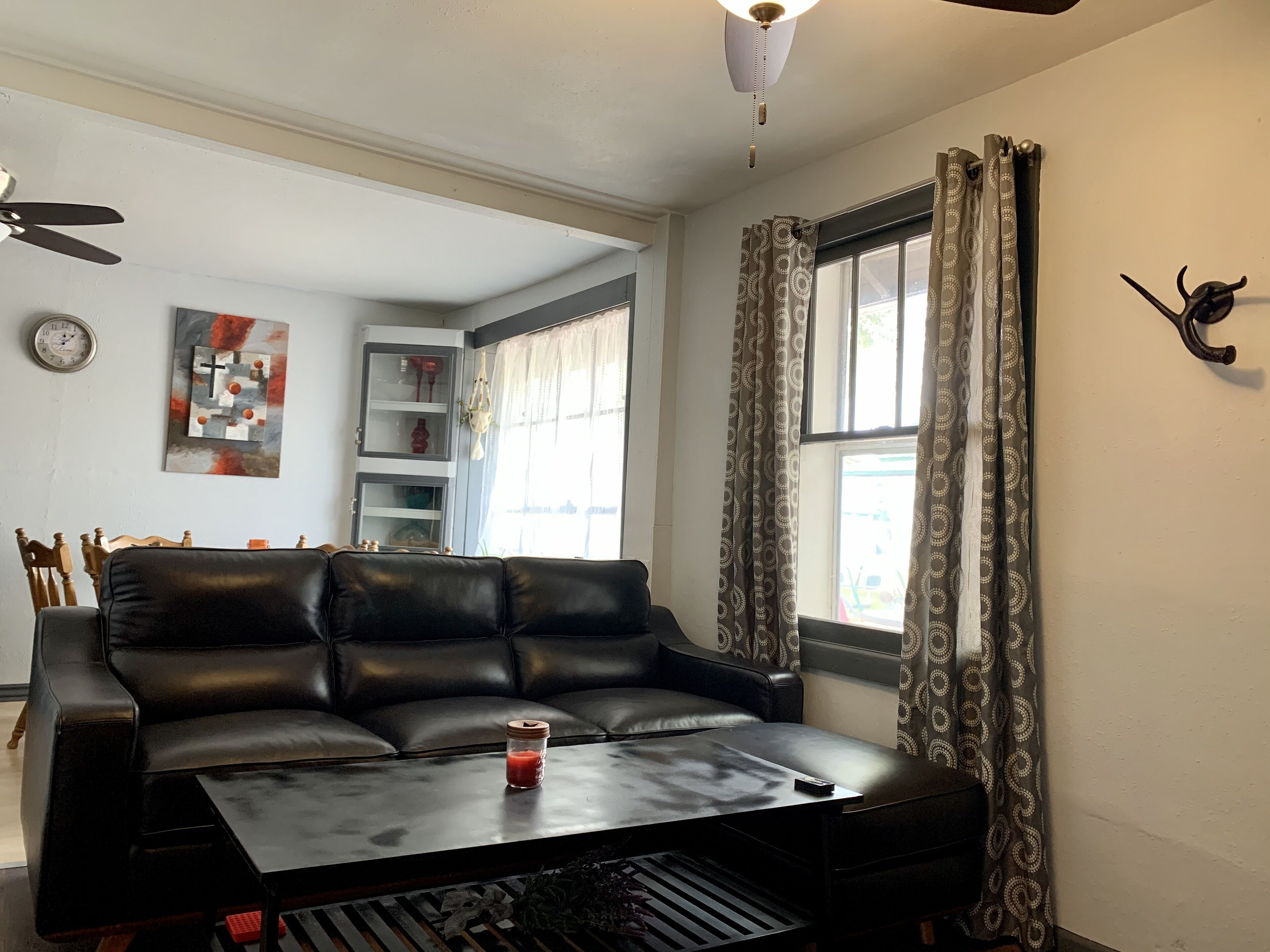 Télévision, lecteur de DVD, livres, vidéothèque