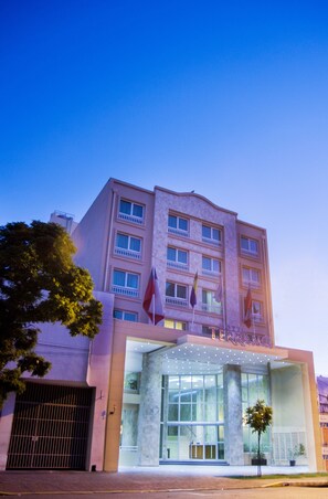 Fachada de la propiedad por la tarde o noche