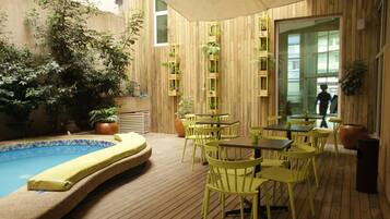 حمّام سباحة خارجي