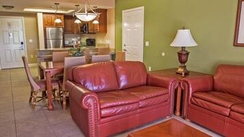 Deluxe Villa, 2 Bedrooms | Ruang tamu | 22 inci televisyen skrin rata dengan kabel, TV, pemain DVD