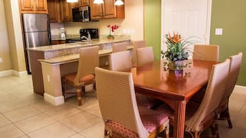 Deluxe Villa, 2 Bedrooms | Ruang tamu | 22 inci televisyen skrin rata dengan kabel, TV, pemain DVD