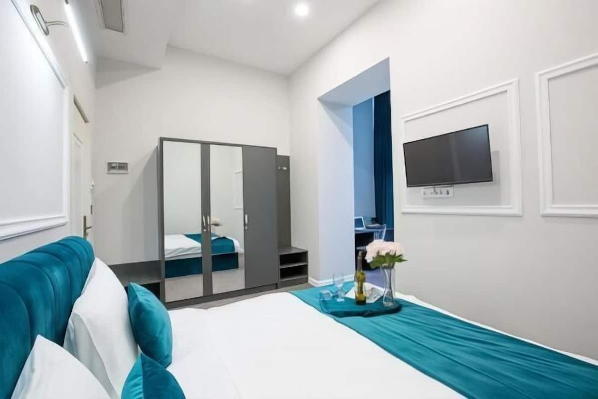 Premium bedding, minibar, desk, soundproofing