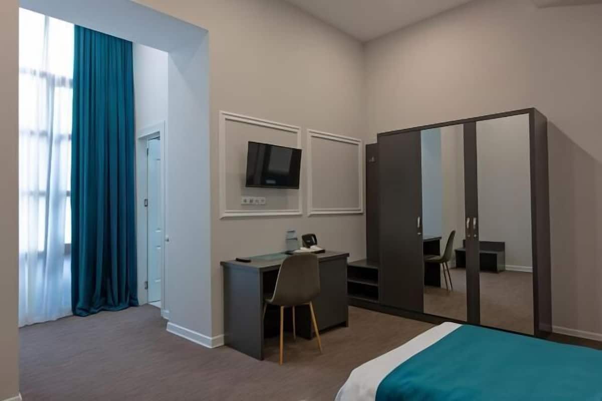 Premium bedding, minibar, desk, soundproofing