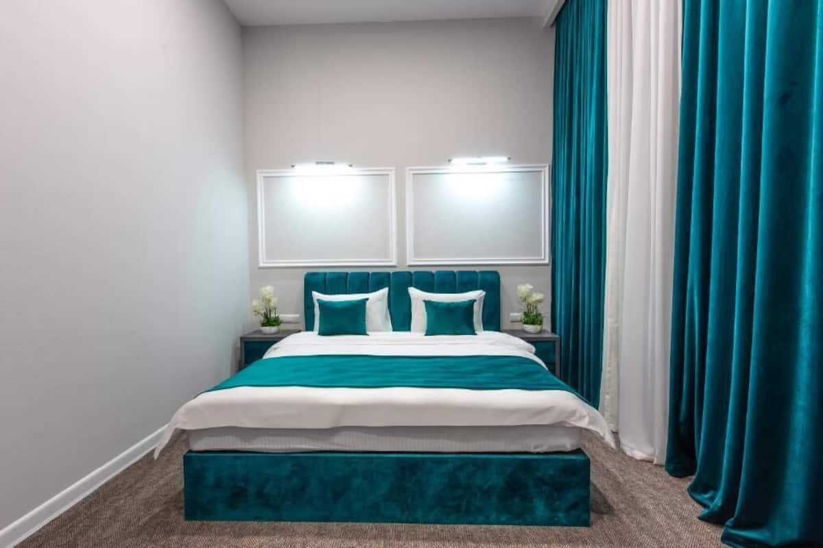 Roupas de cama premium, frigobar, escrivaninha, quartos à prova de som