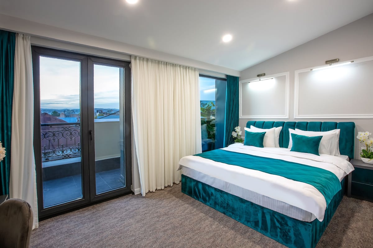 Quarto casal luxo | Roupas de cama premium, frigobar, escrivaninha, quartos à prova de som
