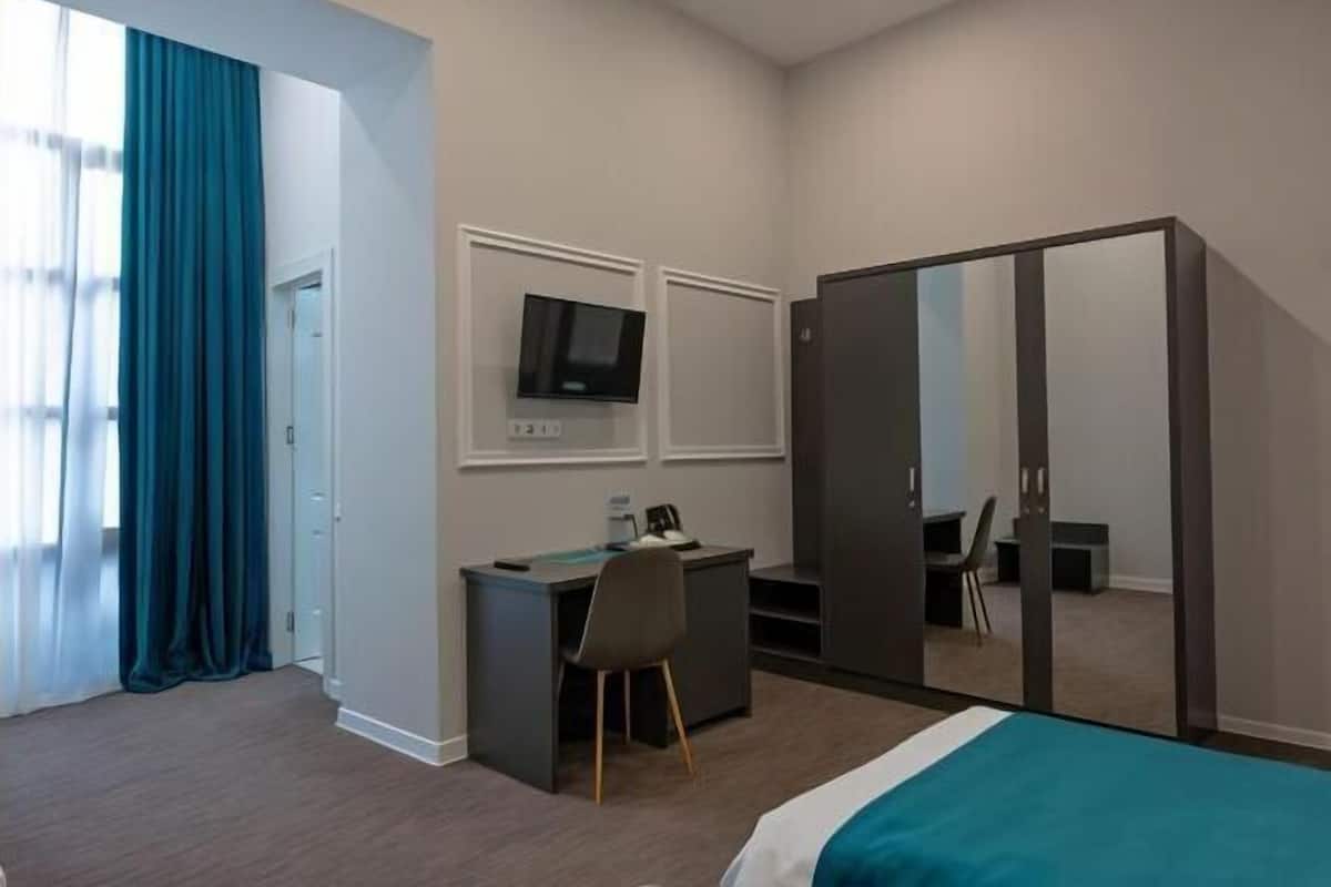 Premium bedding, minibar, desk, soundproofing