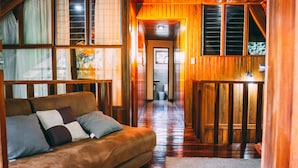 Un intérieur en bois avec un canapé et une vue par la fenêtre.